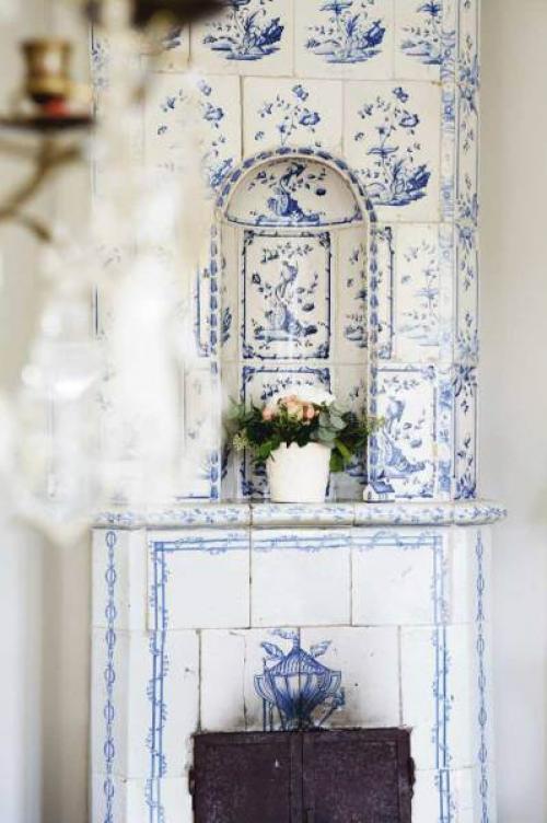 Декор@Decorinspiration.  Нередко при ремонте квартир хозяева от старинных изразцовых печей избавляются. 08