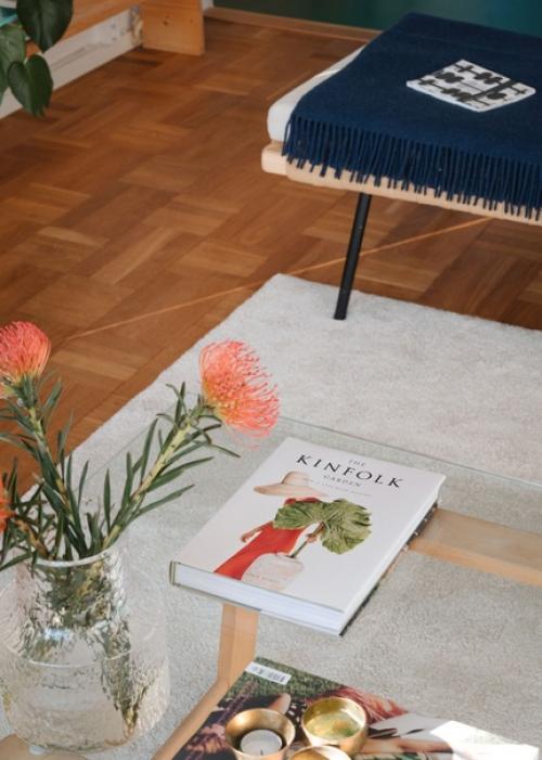 Обзор светлой гостиной в скандинавском стиле с яркими деталями и мебелью. 08