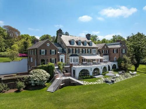 Майкл Дуглас и Кэтрин зета - Джонс продали свой особняк на берегу реки гудзон за 12 миллионов долларов. 08