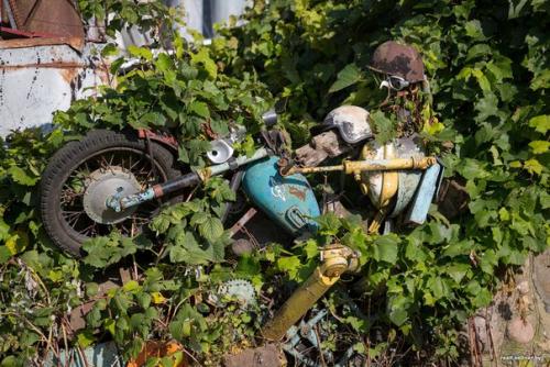 Бесплатный особняк.  Белорус построил трехэтажный дом из мусора, а двор превратил в музей. 04