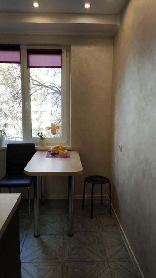 Подскажите, какого цвета сделать диванчик и какая полка открытая над ним подойдёт. 04