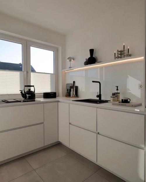 Решили поделиться нашей белоснежной кухней. 01