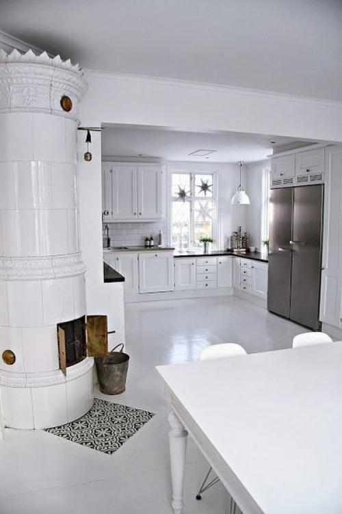 Декор@Decorinspiration.  Нередко при ремонте квартир хозяева от старинных изразцовых печей избавляются. 02