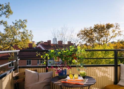 Обзор светлой гостиной в скандинавском стиле с яркими деталями и мебелью. 07