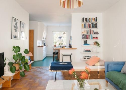 Обзор светлой гостиной в скандинавском стиле с яркими деталями и мебелью. 04