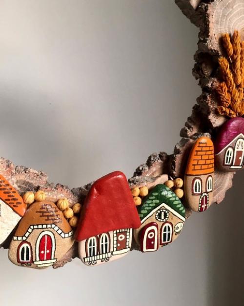 Небольшая композиция в виде праздничного венка, которая идеально вписалась бы в интерьер любого дома, как современного, так и более традиционного. 04