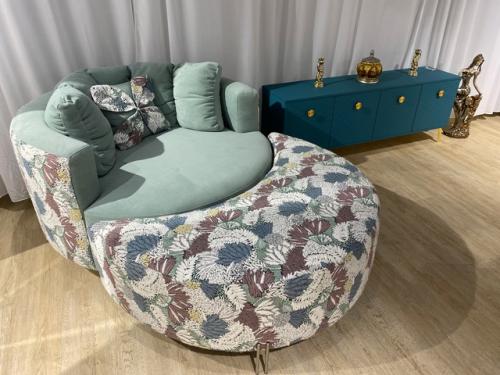 Элегантное и необычно комфортное кресло - диван Aplis отражает концепцию современного дизайна в интерьере, визуально обогащая его. 01