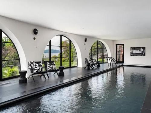 Майкл Дуглас и Кэтрин зета - Джонс продали свой особняк на берегу реки гудзон за 12 миллионов долларов. 05