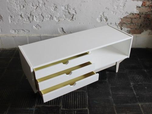 Советское трюмо мы превратили в тумбу под тв для квартиры с монохромным интерьером. 05