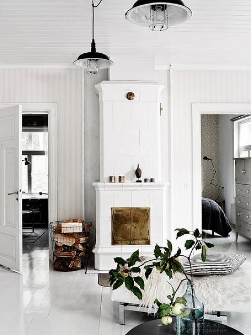 Декор@Decorinspiration.  Нередко при ремонте квартир хозяева от старинных изразцовых печей избавляются. 01