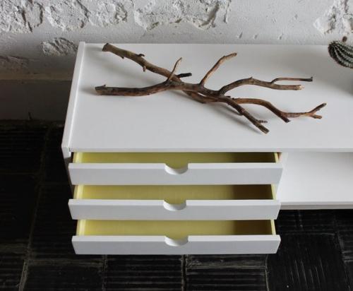 Советское трюмо мы превратили в тумбу под тв для квартиры с монохромным интерьером. 02