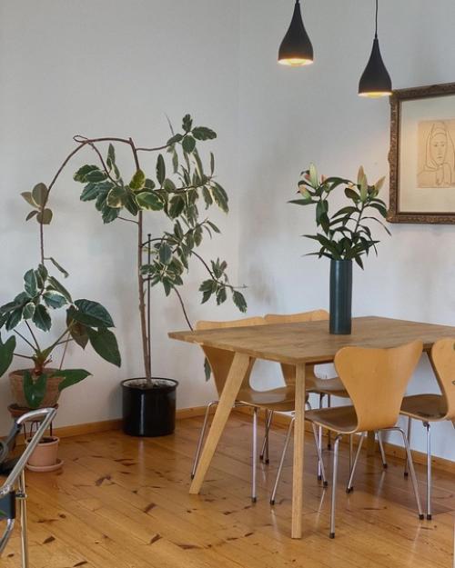 Красивый уютный дом, демонстрирующий правильное использование дерева и светлых и успокаивающих цветов в дизайне. 06