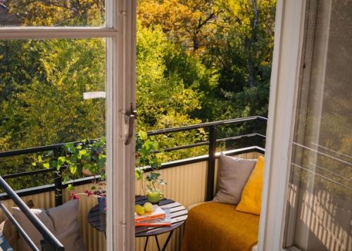 Обзор светлой гостиной в скандинавском стиле с яркими деталями и мебелью. 06