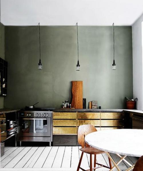 Декоративная штукатурка уместна во всех комнатах - в гостиной, спальне, коридоре, на кухне и даже в ванной. 04