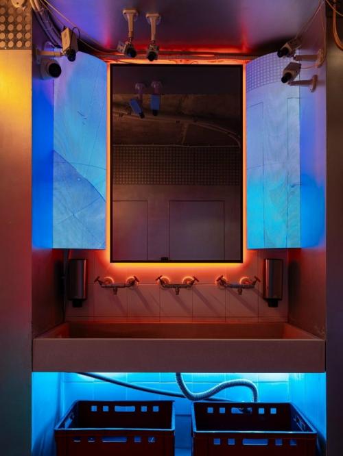 Провода, неон и граффити - именно так выглядит новое кафе в Перми, созданное бюро Неарт. 02