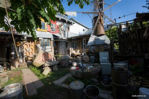 Бесплатный особняк.  Белорус построил трехэтажный дом из мусора, а двор превратил в музей. 09
