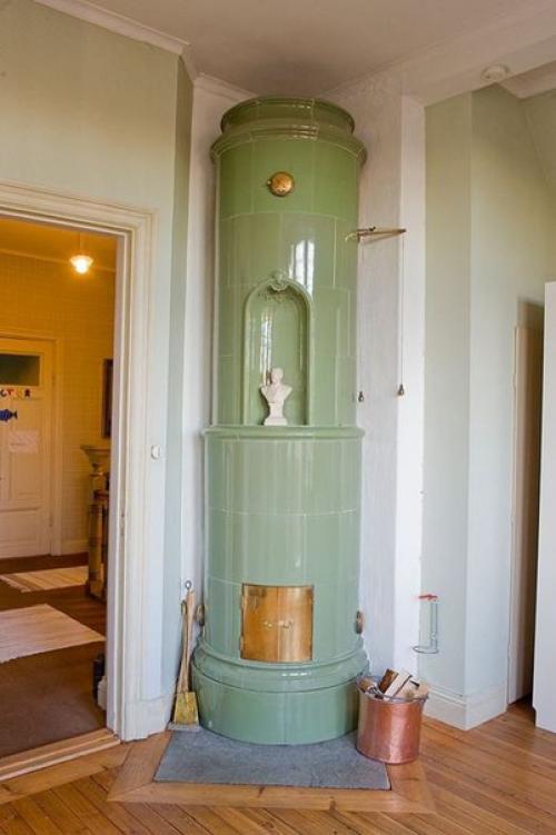 Декор@Decorinspiration.  Нередко при ремонте квартир хозяева от старинных изразцовых печей избавляются. 05