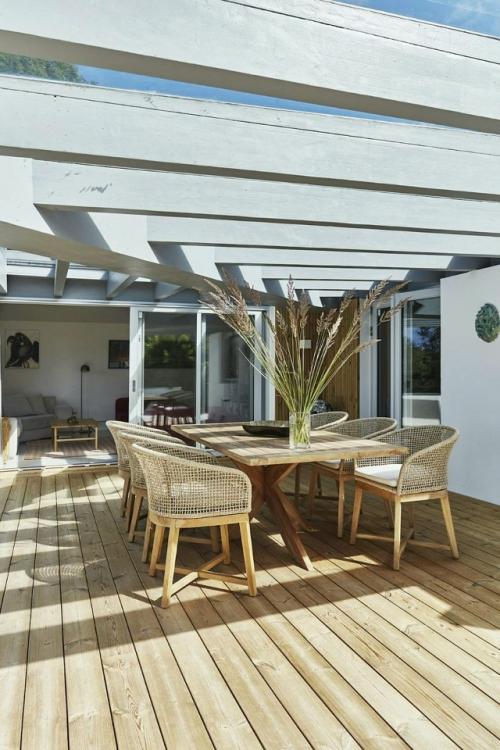 Интерьер этого летнего дома - пример того, как искусство может стать частью повседневной жизни. 06