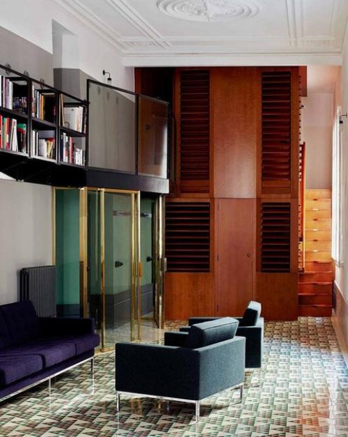 В готическом квартале Барселоны есть дом - утюг, одним своим углом выходящий на треугольную площадь Джорджа оруэлла. 05