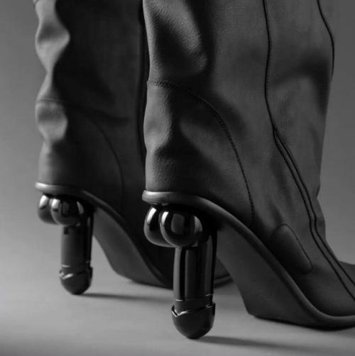 На маркетплейсах появились сапоги с каблуками в форме пенисов и, по словам продавцов, это новый хит для смелых и уверенных в себе женщин.