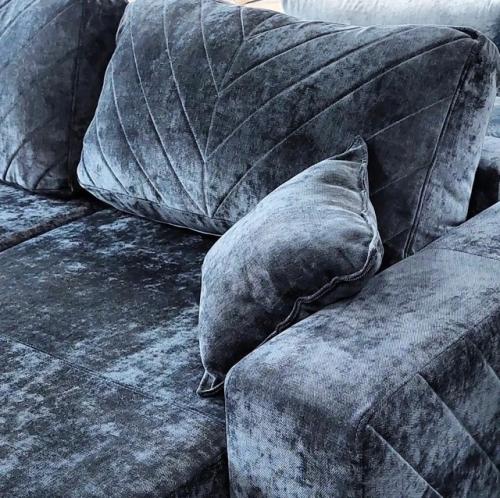 Модульный диван Фиджи от мебельной фабрики бархат - это стильные линии силуэта и современный подход к функциональности. 01