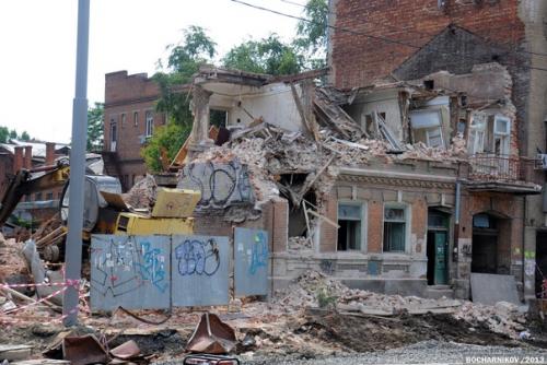 10 лет назад, как раз в октябре, под ковш в Ростове пошли сразу пять старинных домов (не считая дворовых корпусов. 05