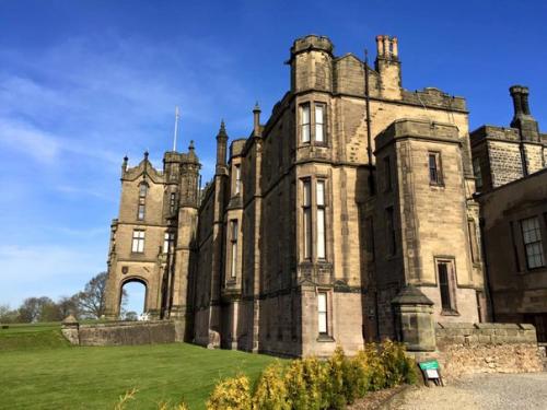 Замок аллертон в Великобритании (Allerton Castle). 06