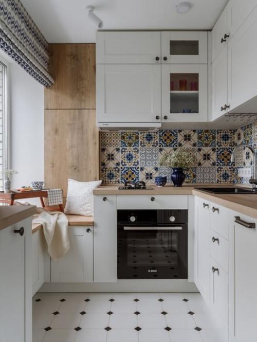 Светлый интерьер кухни и гостиной с яркими желтыми акцентами. 05