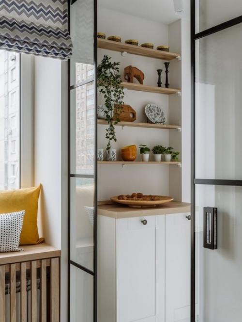 Светлый интерьер кухни и гостиной с яркими желтыми акцентами. 04