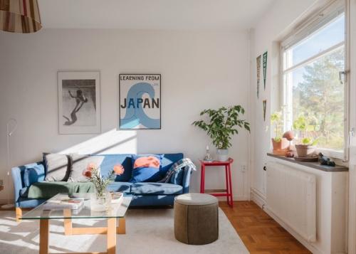 Обзор светлой гостиной в скандинавском стиле с яркими деталями и мебелью. 01