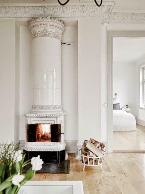 Декор@Decorinspiration.  Нередко при ремонте квартир хозяева от старинных изразцовых печей избавляются. 06