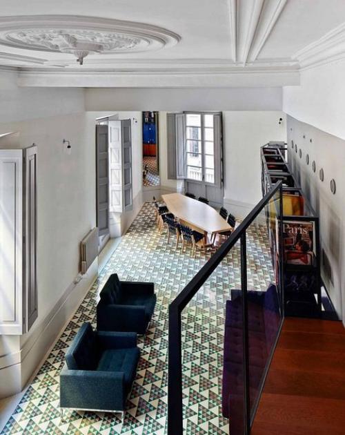 В готическом квартале Барселоны есть дом - утюг, одним своим углом выходящий на треугольную площадь Джорджа оруэлла. 06