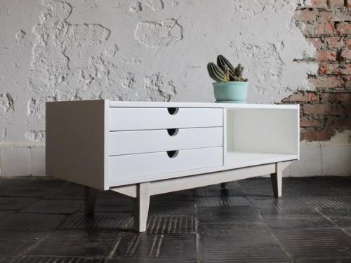 Советское трюмо мы превратили в тумбу под тв для квартиры с монохромным интерьером. 03