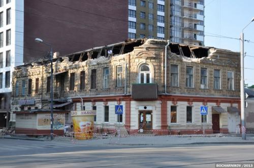 10 лет назад, как раз в октябре, под ковш в Ростове пошли сразу пять старинных домов (не считая дворовых корпусов. 02