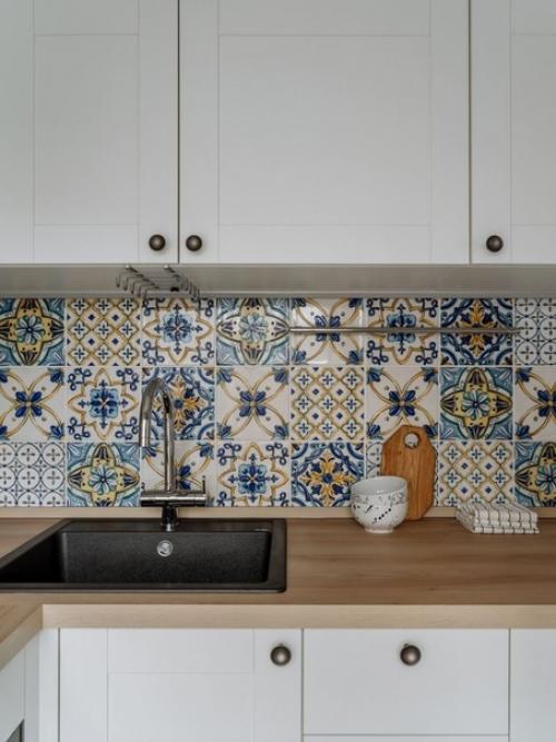 Светлый интерьер кухни и гостиной с яркими желтыми акцентами. 07