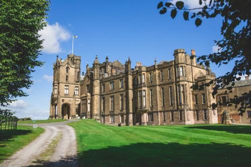 Замок аллертон в Великобритании (Allerton Castle). 08