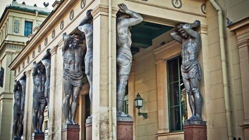 Атланты эрмитажа. Находятся перед главным входом в новый эрмитаж, расположенным на главном (южном) фасаде здания, выходящем на миллионную улицу. 06