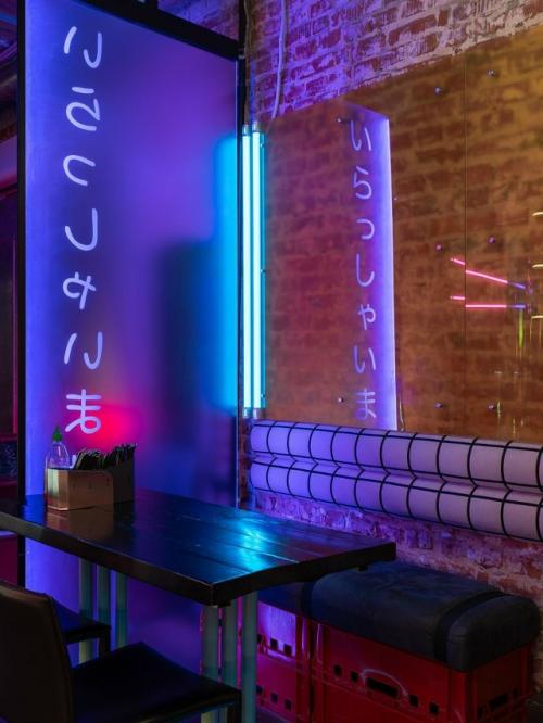 Провода, неон и граффити - именно так выглядит новое кафе в Перми, созданное бюро Неарт. 04