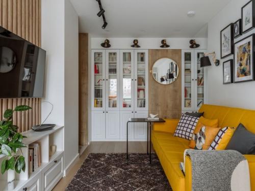 Светлый интерьер кухни и гостиной с яркими желтыми акцентами. 02