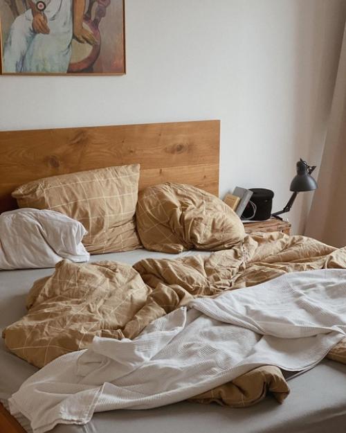 Красивый уютный дом, демонстрирующий правильное использование дерева и светлых и успокаивающих цветов в дизайне. 01