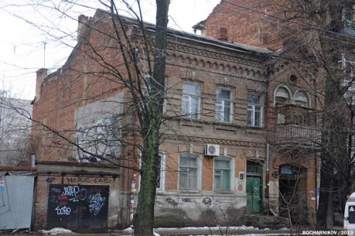 10 лет назад, как раз в октябре, под ковш в Ростове пошли сразу пять старинных домов (не считая дворовых корпусов. 03