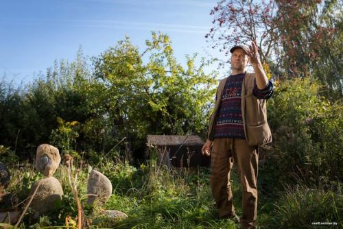 Бесплатный особняк.  Белорус построил трехэтажный дом из мусора, а двор превратил в музей. 02