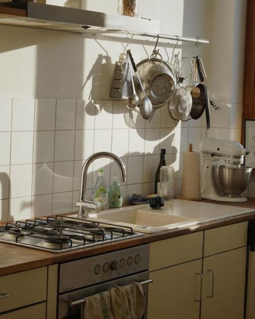 Красивый уютный дом, демонстрирующий правильное использование дерева и светлых и успокаивающих цветов в дизайне. 08