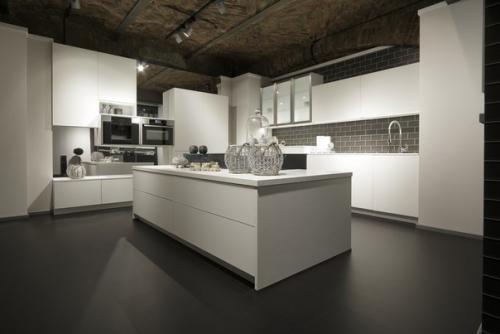 Белый цвет в интерьере кухни, преимущества и недостатки. 04