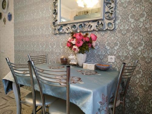 Наша кухня 7 кв + добирали метраж за счёт снесенной стены между кухней и прихожей. 01