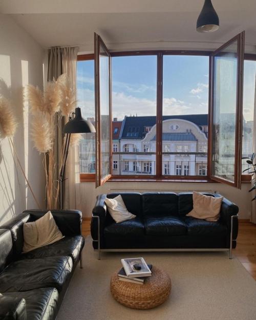 Красивый уютный дом, демонстрирующий правильное использование дерева и светлых и успокаивающих цветов в дизайне. 04