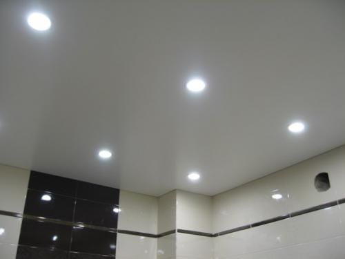 Плюсы и минусы натяжных потолков.

