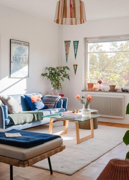 Обзор светлой гостиной в скандинавском стиле с яркими деталями и мебелью. 02