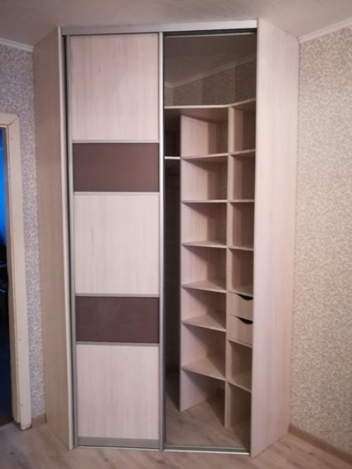 Маленький угловой шкаф - купе в спальню выполнен из ЛДСП Ледяной Каньон со вставками из крашенного стекла. 01