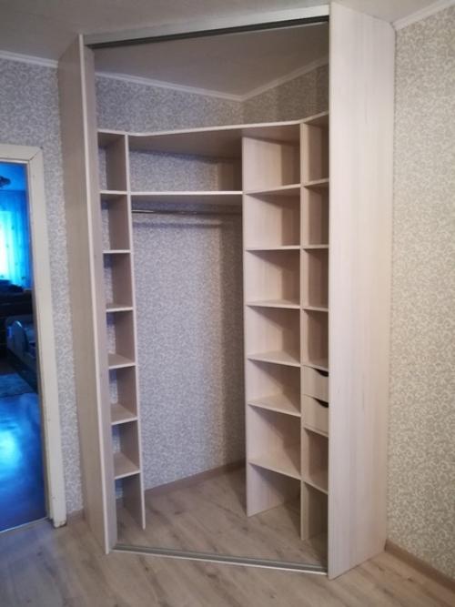 Маленький угловой шкаф - купе в спальню выполнен из ЛДСП Ледяной Каньон со вставками из крашенного стекла. 03